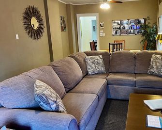 Great Gorge Guesthouse - Walk to the Falls, the Casino and all Downtown Restaurants - Across from the Aquarium - Ніагара-Фоллс - Вітальня