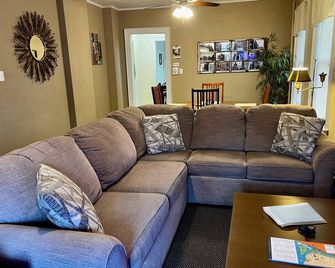 Great Gorge Guesthouse - Walk to the Falls, the Casino and all Downtown Restaurants - Across from the Aquarium - Niagara Falls - Living room
