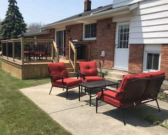 Mid-Century Cottage in Historic Old Town Niagara on the Lake, walk to amenities. - Niagara-on-the-Lake - Patio