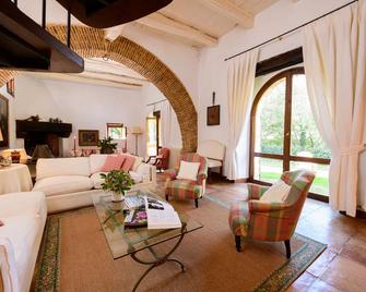 Casale S. Giovanni Villa with pool near Rome 11 guests - Selci - Sala de estar