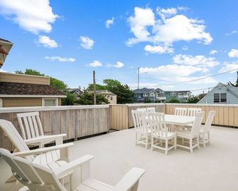 Updated 2nd Floor Surf City - 1 Block From Beach! - Beach Haven - Balkon