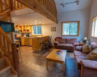 Cozy cabin in the woods - Cooper Landing - Living room
