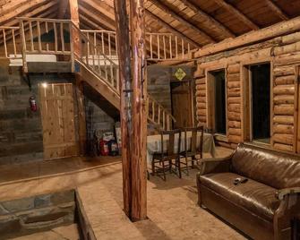 Rustic 4 bedroom cabin with pond on scenic ranch - Guadalupita - Sala de estar