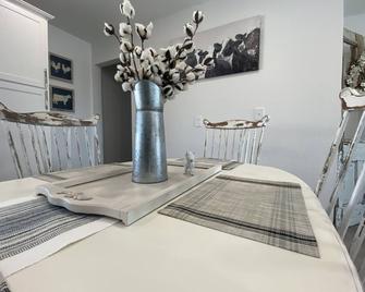 The Farmhouse | Centrally Located | Clean | - Denver