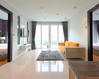 The Emerald Terrace Patong by Golden Legal - Patong - Olohuone