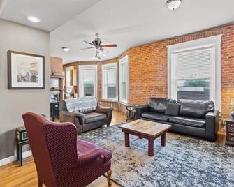 Great for Large Groups w/4BR+Jacuzzi Tub+Near DT - Kansas City - Sala de estar