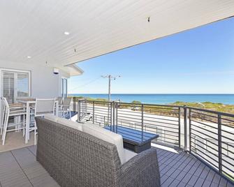 Ocean Oasis home @ the beach with views and pool - Yanchep - Balcón