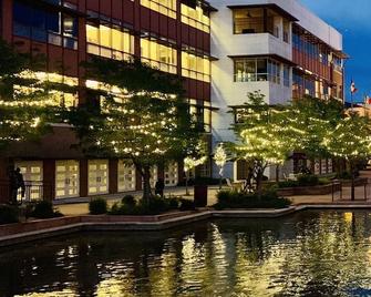 Riverwalk Retreat Unit 303 at Bella Santi on Pueblo's Historic Riverwalk 30 day+ - Pueblo - Building