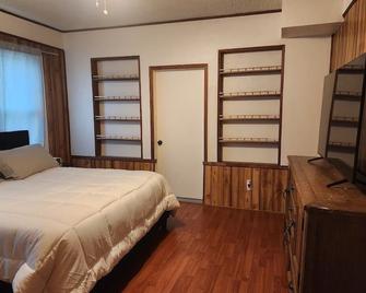 Vintage House 2-bedroom/ 2 bath - Irving - Habitación