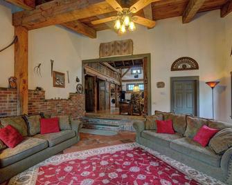 Cozy Converted Barn on Secluded 6.5 acres with Hot Tub - Shaftsbury - Living room