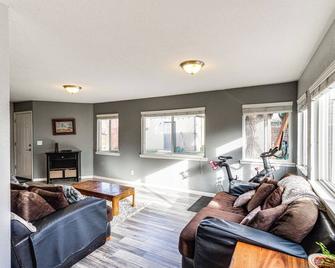 5 Mi to Dtwn Denver: Pet-Friendly Home w/ Yard - Denver - Sala de estar