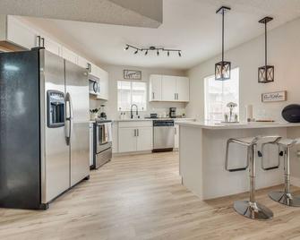 Cozy home! 16 Min away from strip and fremont - North Las Vegas - Kitchen