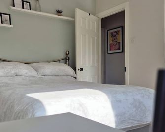 Comfortable Cottage Stay Outside Belfast | Private Parking & Sleeps 4 guests - Newtownards - Bedroom