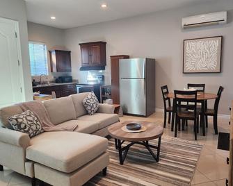 Spacious 1 Bed ADU in Encino, Home Away from Home - Los Angeles - Living room