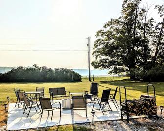 Cozy, pet-friendly farm wrapped in nature's warm quilt of fall fireworks - Rogers City - Patio