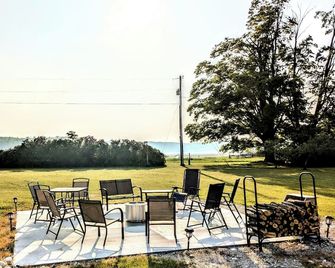 Pet-friendly family farm near inland and big lakes for summer fun & star gazing - Rogers City - Patio