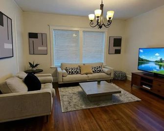 Enjoyable 4-bedroom apartment with AC in vibrant Boston - Boston - Living room