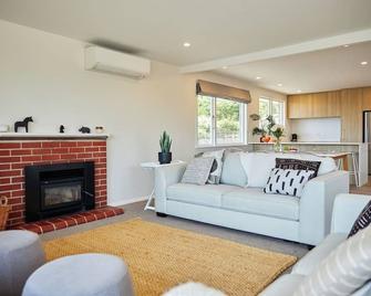 Sunny Getaway Close To Beach - Kaikoura - Living room