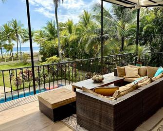 Villa CocoSol Retreat: Spacious Private Home on the Beach - Esterillos Este - Balcón