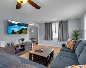 Cozy Cleveland Hill Retreat - Cheektowaga - Living room