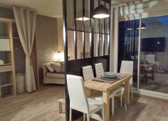 Very Nice Studio With Real Quiet Bed At 1400m. From The Center And The Beaches - Menton - Dining room