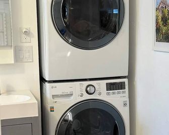 Modern Studio w/ Private Bath, Fast Wi-Fi, Laundry - Zephyrhills - Lavanderia