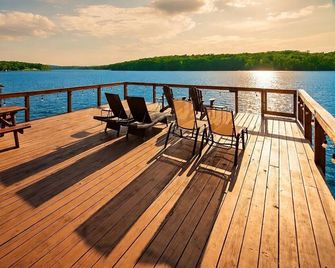 The Lakeview: Best Views on Tillery, Sleeps 16, Private Dock with Slide - Troy - Balcón