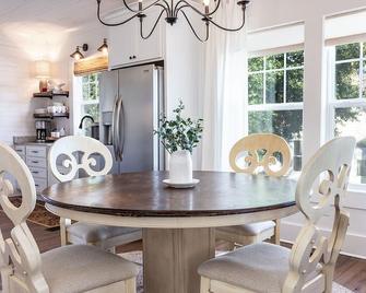 Highland Gold+ Gather Family+friends+make Memories - Cleveland - Dining room