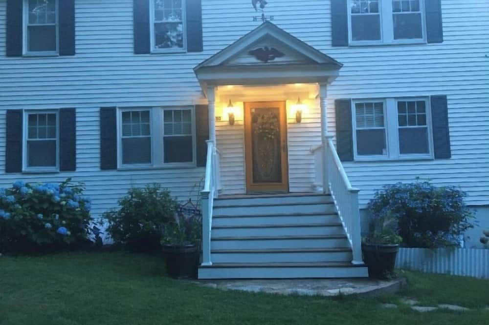 2br The Majestic Colonial Comforts at The Ellen Elizabeth Estates/ Very Spacious