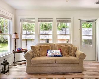 Charming Cottage + Barn-Sleeps 6-by Flint Creek - Wiggins - Sala de estar