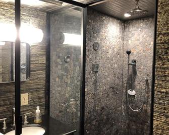 Whole house getaway Relax- you’re close to everything - Mason - Bathroom