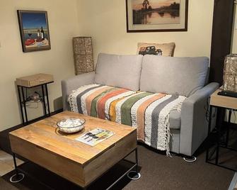 Baiting Hollow Cozy Cottage w/Walk-to beach, Wineries, farmstands. horsefarms! - Calverton - Living room