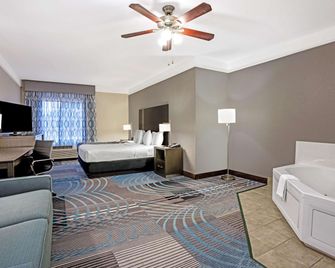 La Quinta Inn & Suites by Wyndham Conroe - Conroe - Спальня