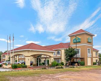 La Quinta Inn & Suites by Wyndham Conroe - Conroe - Building