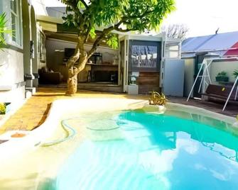 Green Elephant Backpackers - Cape Town - Pool
