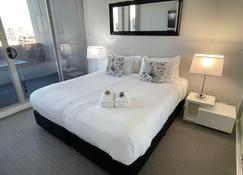 Honeysuckle Executive Apartments - Newcastle - Bedroom