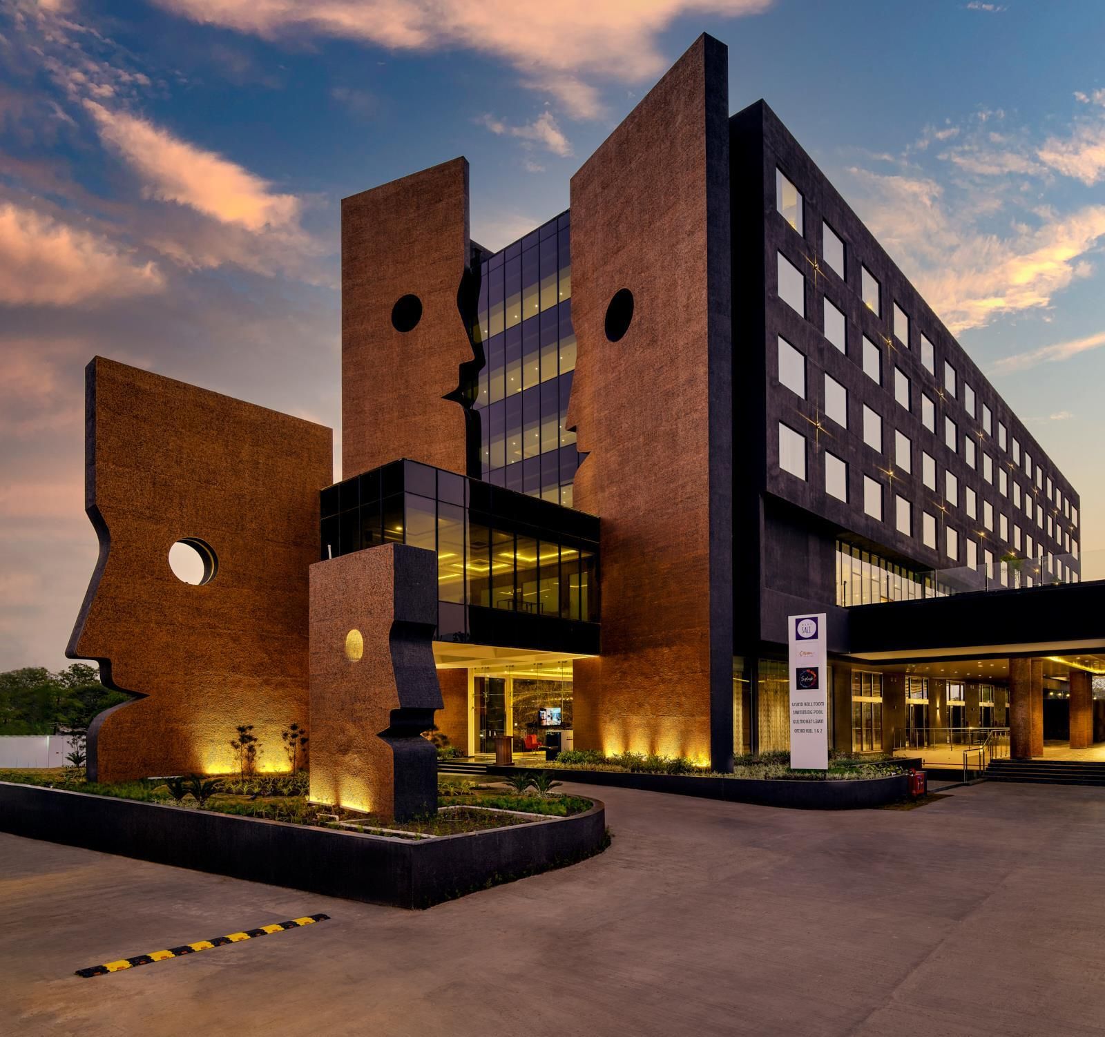 Essentia Luxury Hotel Indore - אינדור - בניין
