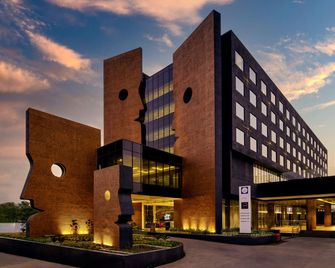 Essentia Luxury Hotel Indore - Indore - Κτίριο