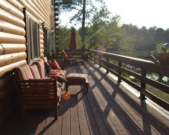 large cabin on lake - privacy and parking - Aberdeen - Балкон