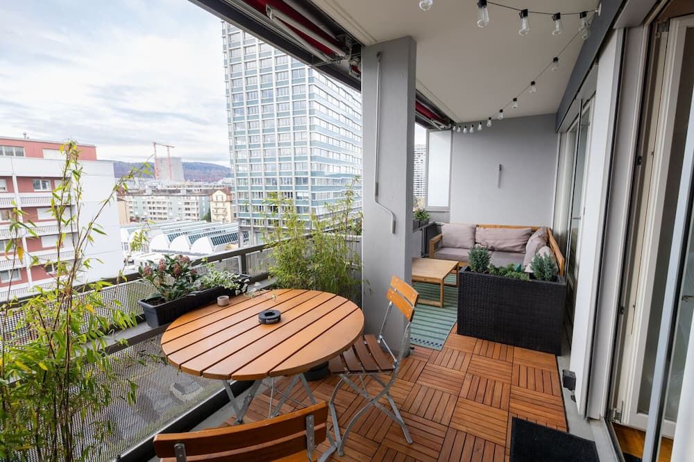 Bright Urban Retreat with Balcony, Workspace, Parking - ציריך - מרפסת