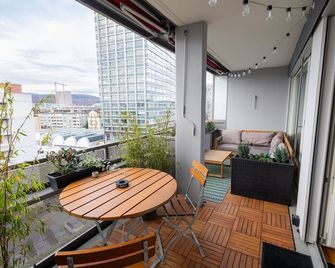 Bright Urban Retreat with Balcony, Workspace, Parking - ציריך - מרפסת