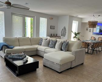 Home in Bailey Town, Bimini Bay- North Bimini Optional Golf Cart and 43' Slip - Bailey Town - Olohuone