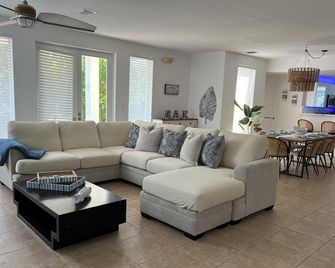 Home in Bailey Town, Bimini Bay- North Bimini Optional Golf Cart and 43' Slip - Bailey Town - غرفة معيشة