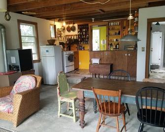 Classic Montauk Beach Cottage, Quick Walk to Beach and Town - Montauk