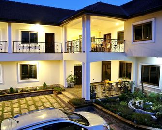 Eden Vale Hotel & Executive Training Cen - Madina - Building