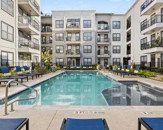 Modern 2BR Loft w/ Pool + Balcony in Heart of SoCo - Austin - Piscina