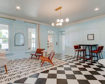 Suite 5 | Historic Art City Inn - Springville - Wohnzimmer