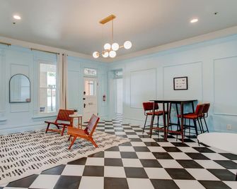 Suite 5 | Historic Art City Inn - Springville - Wohnzimmer