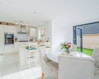 5 Bedroom Detached House in Milton Keynes - Bletchley - Kitchen