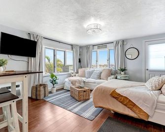 The Seashell Suite with Private Balcony and Walk to Beach - Clearwater Beach - Wohnzimmer